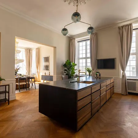 Modern Luxury 4br Near King's Garden *