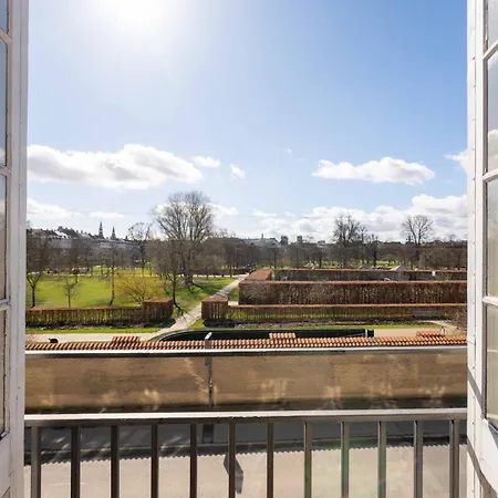 Modern Luxury 4br Near King's Garden Apartmán