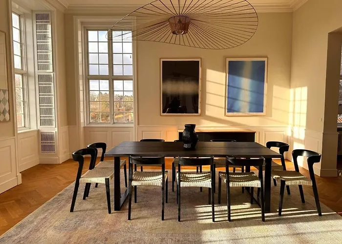 Modern Luxury 4br Near King's Garden *